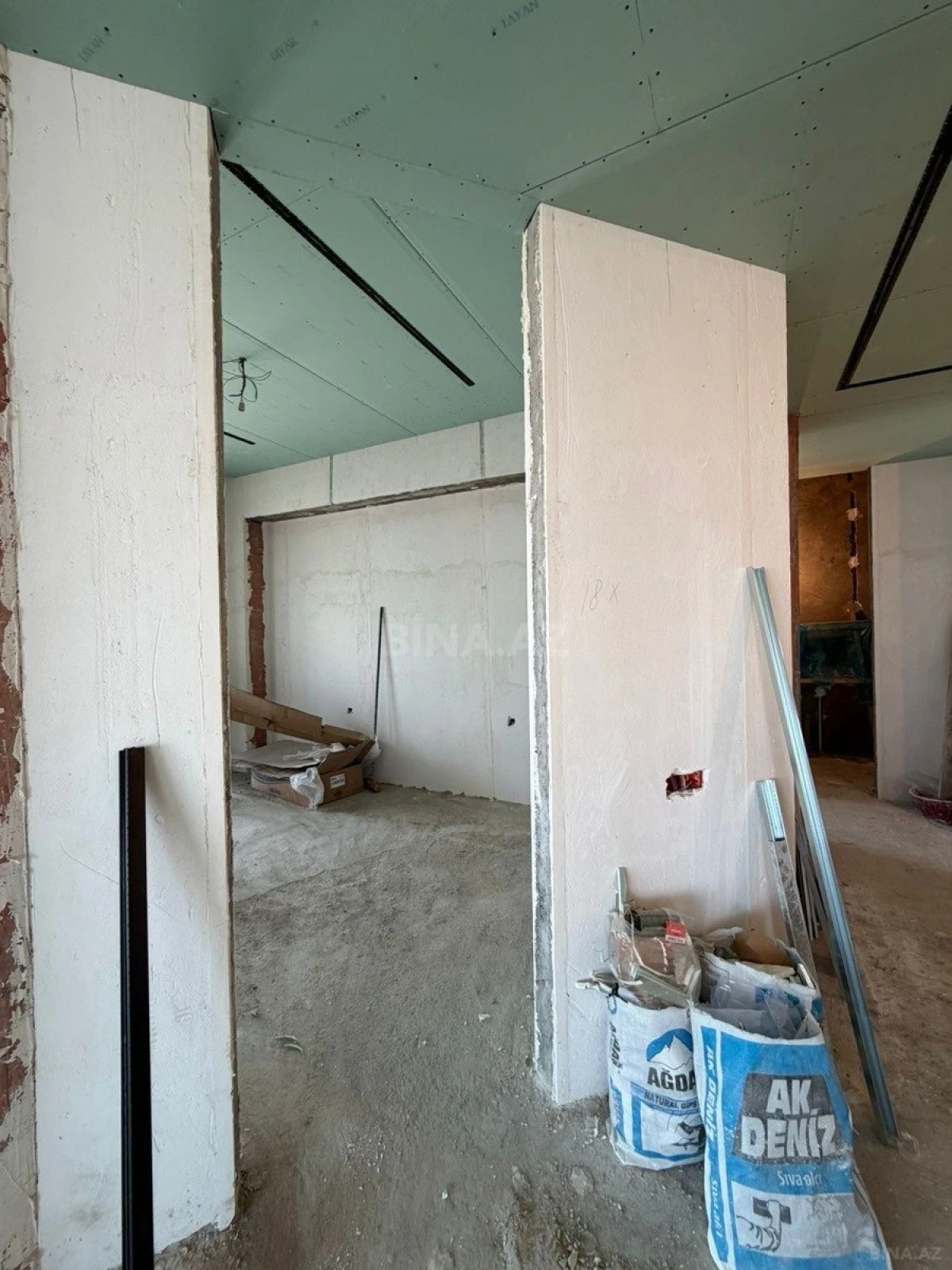 Satılır 4 otaqlı mənzil 200 m²