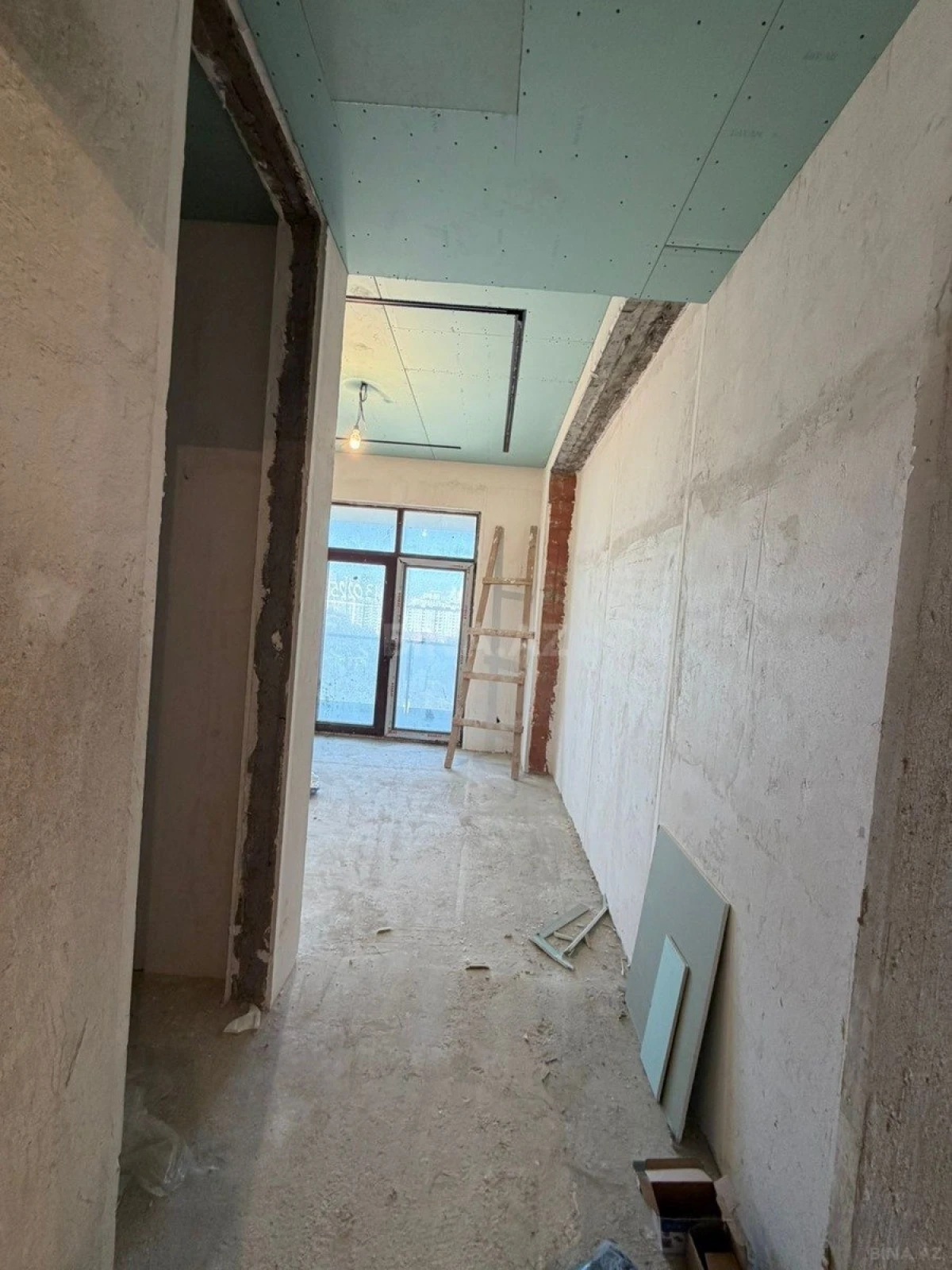 Satılır 4 otaqlı mənzil 200 m²