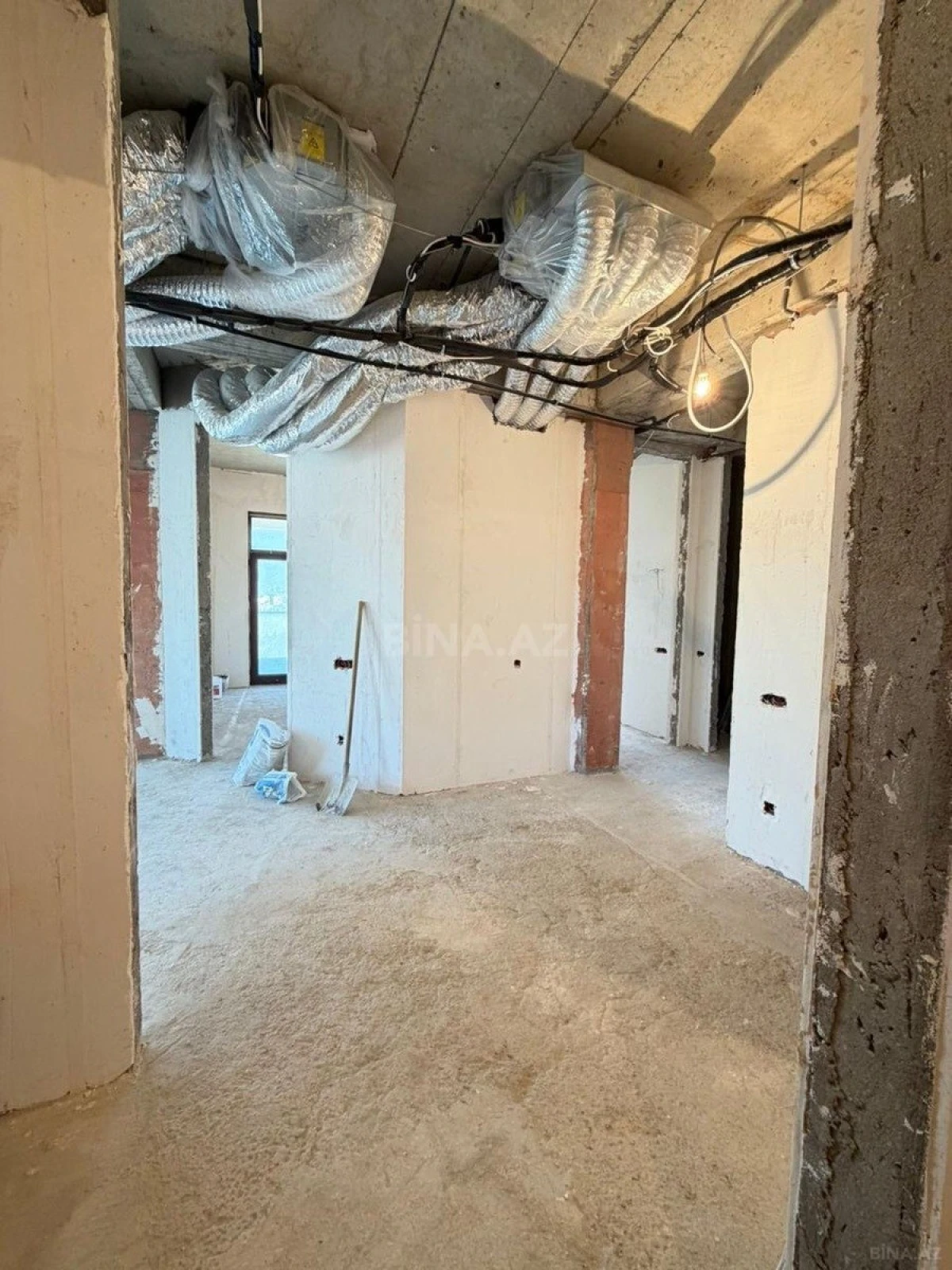 Satılır 4 otaqlı mənzil 200 m²