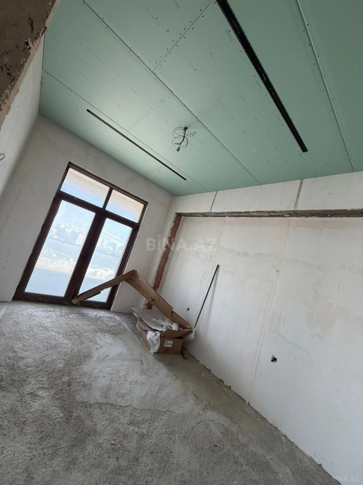 Satılır 4 otaqlı mənzil 200 m²