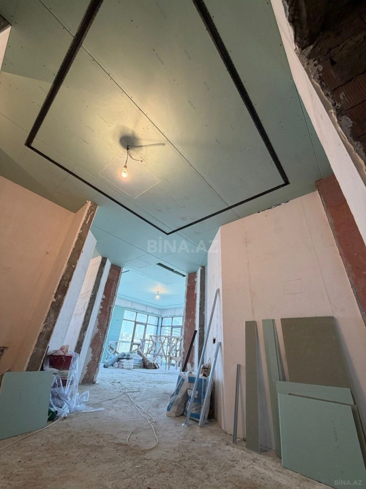 Satılır 4 otaqlı mənzil 200 m²