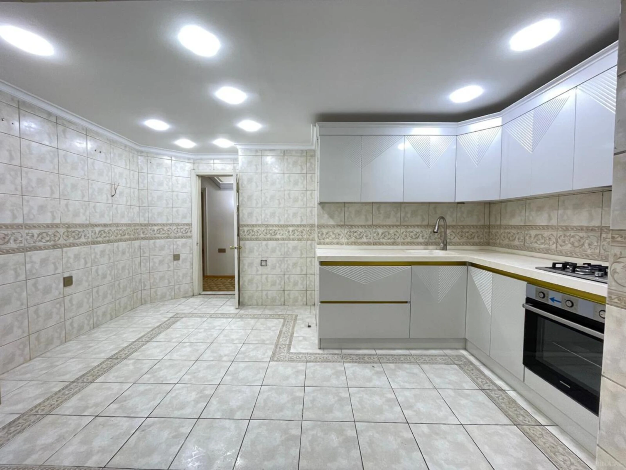 Satılır 4 otaqlı mənzil 130 m²