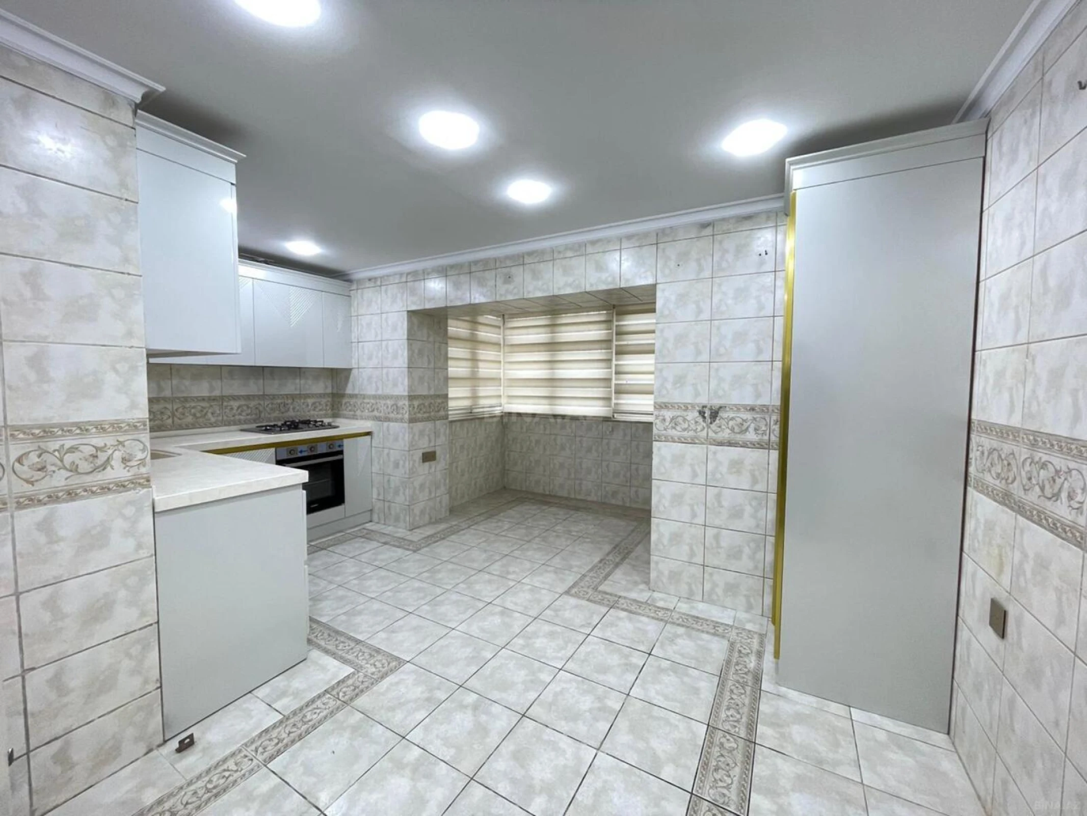 Satılır 4 otaqlı mənzil 130 m²