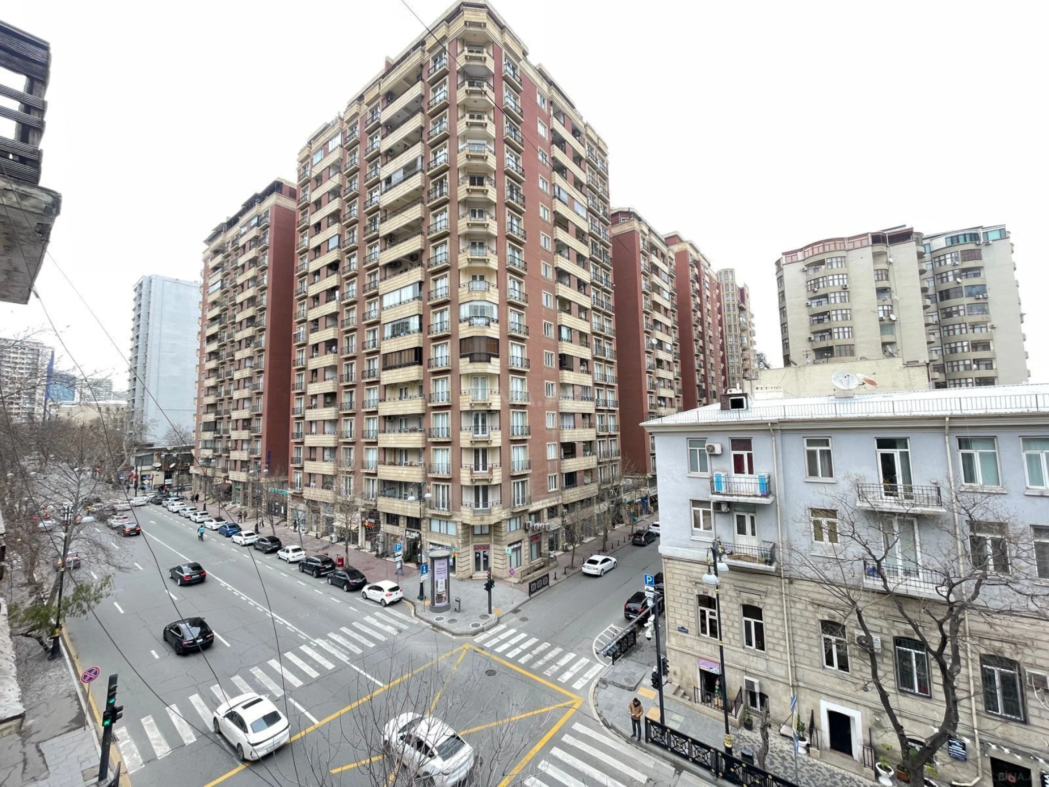 Satılır 4 otaqlı mənzil 130 m²