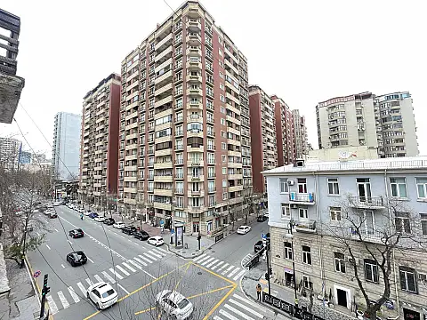 Satılır 4 otaqlı mənzil 130 m²