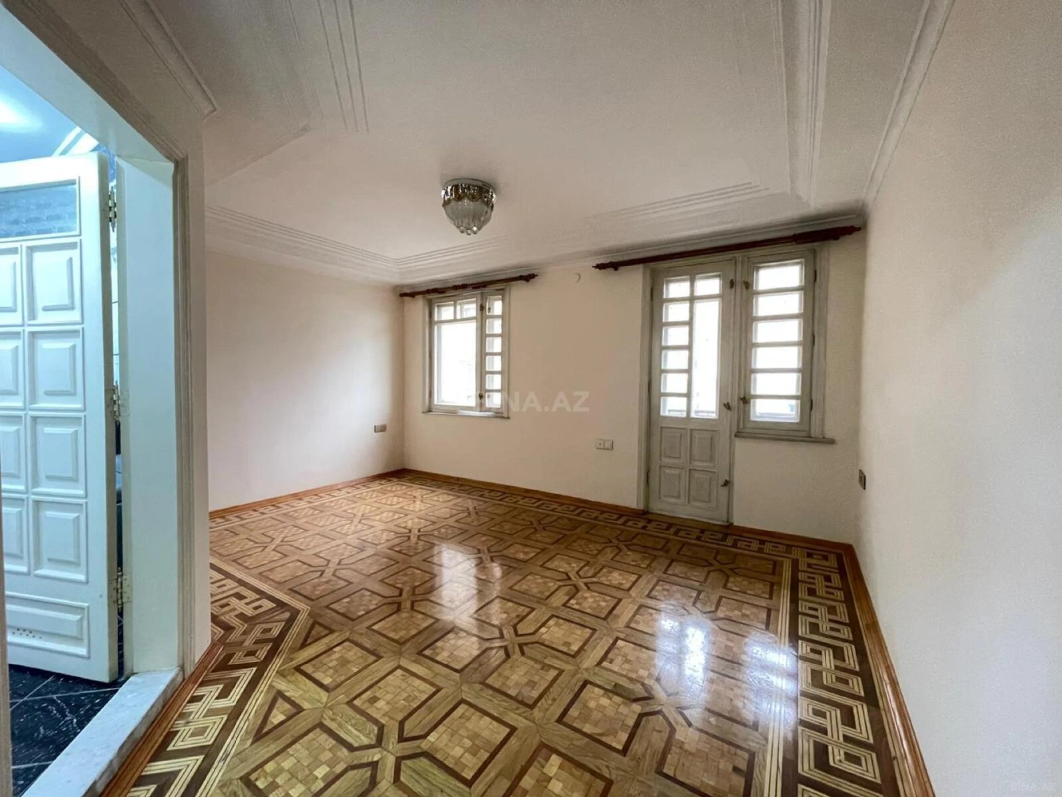 Satılır 4 otaqlı mənzil 130 m²