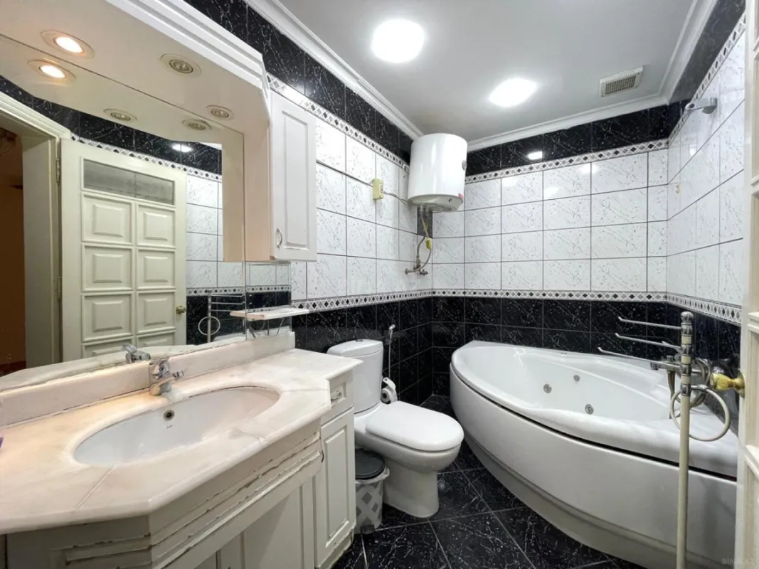 Satılır 4 otaqlı mənzil 130 m²