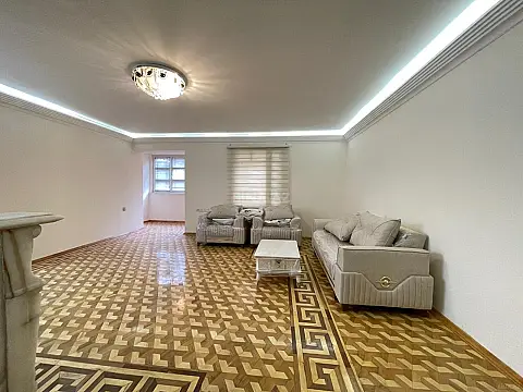 Satılır 4 otaqlı mənzil 130 m²