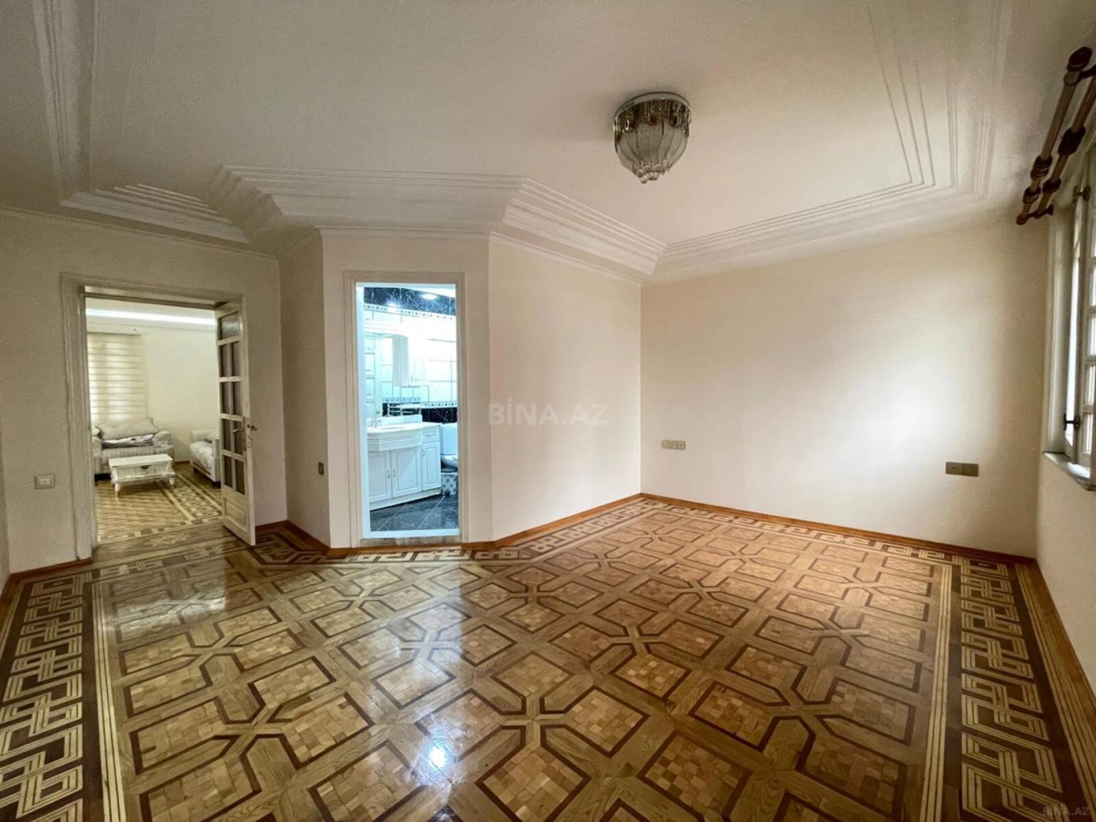Satılır 4 otaqlı mənzil 130 m²