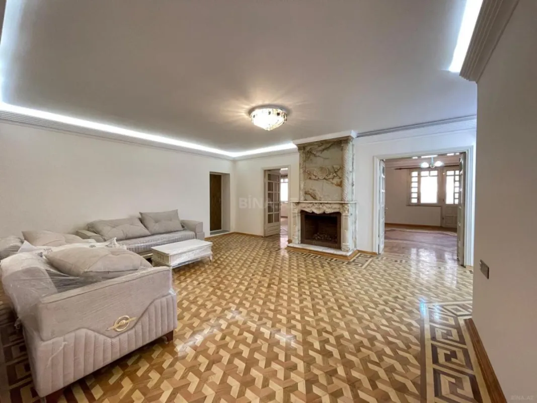 Satılır 4 otaqlı mənzil 130 m²