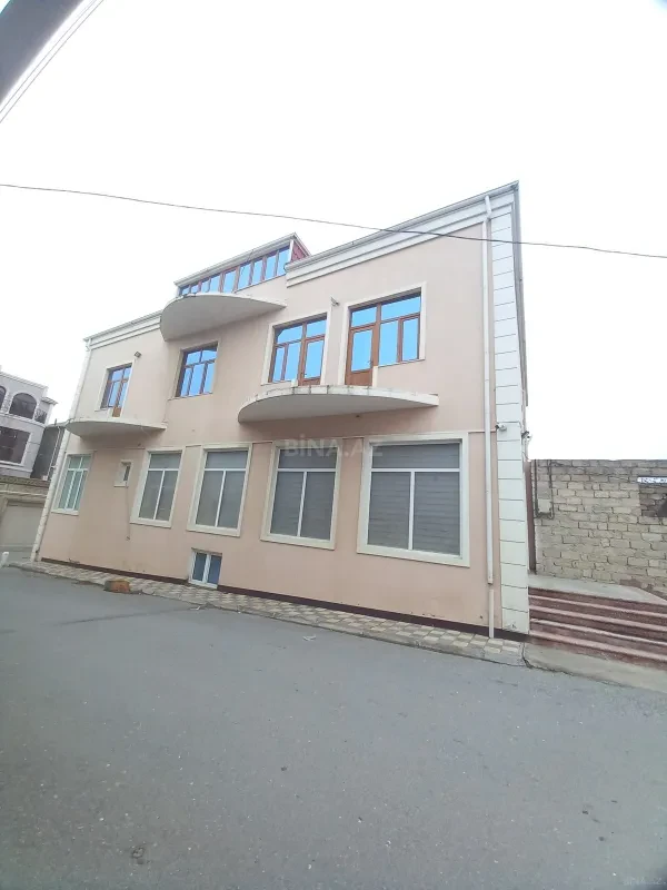 Satılır 8 otaqlı həyət evi 700 m²
