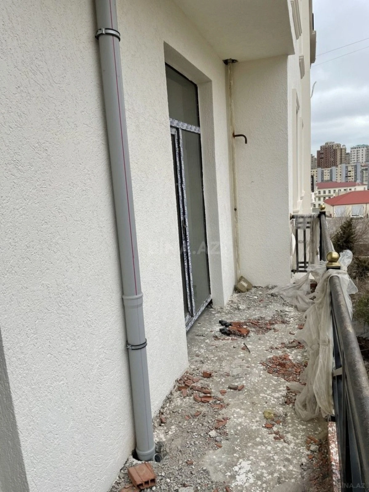 Satılır 3 otaqlı mənzil 137 m²