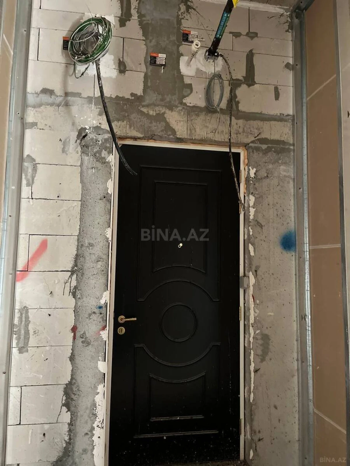 Satılır 4 otaqlı mənzil 136 m²