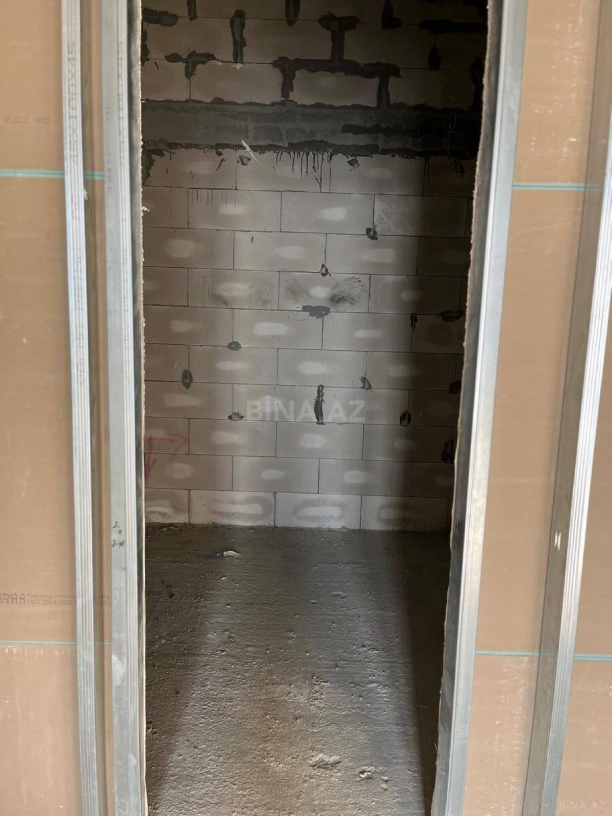 Satılır 4 otaqlı mənzil 136 m²