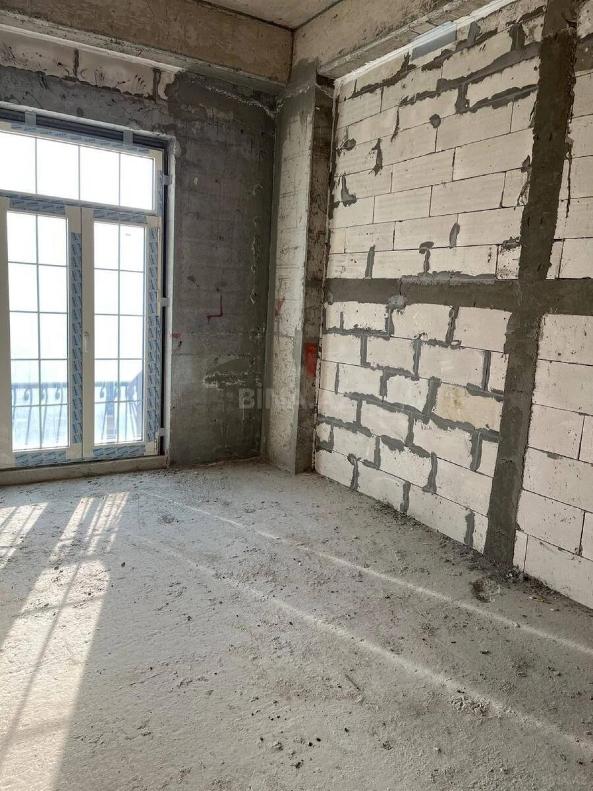 Satılır 4 otaqlı mənzil 136 m²