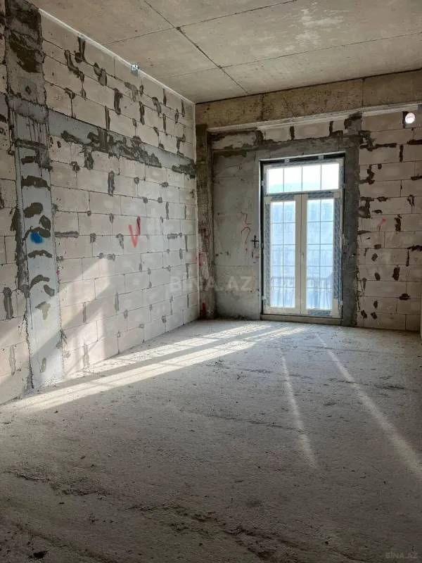 Satılır 4 otaqlı mənzil 136 m²