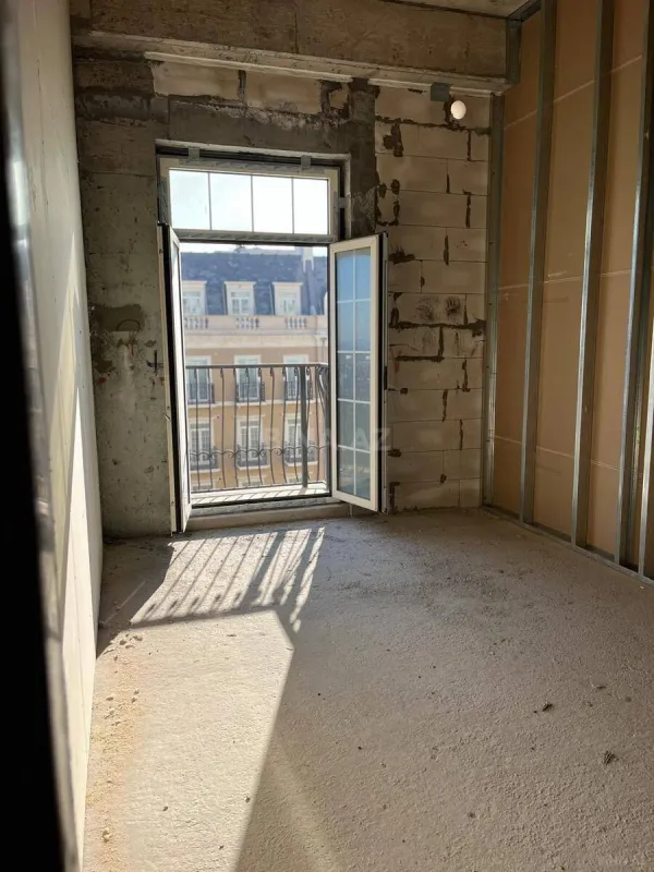 Satılır 4 otaqlı mənzil 136 m²