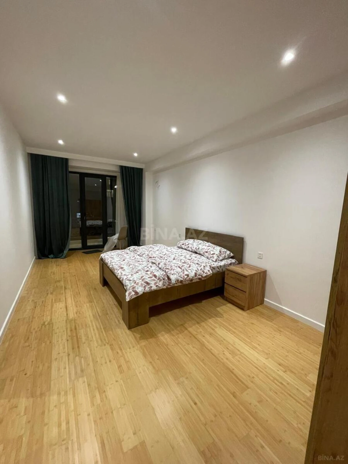 Kirayə verilir 2 otaqlı mənzil 90 m²