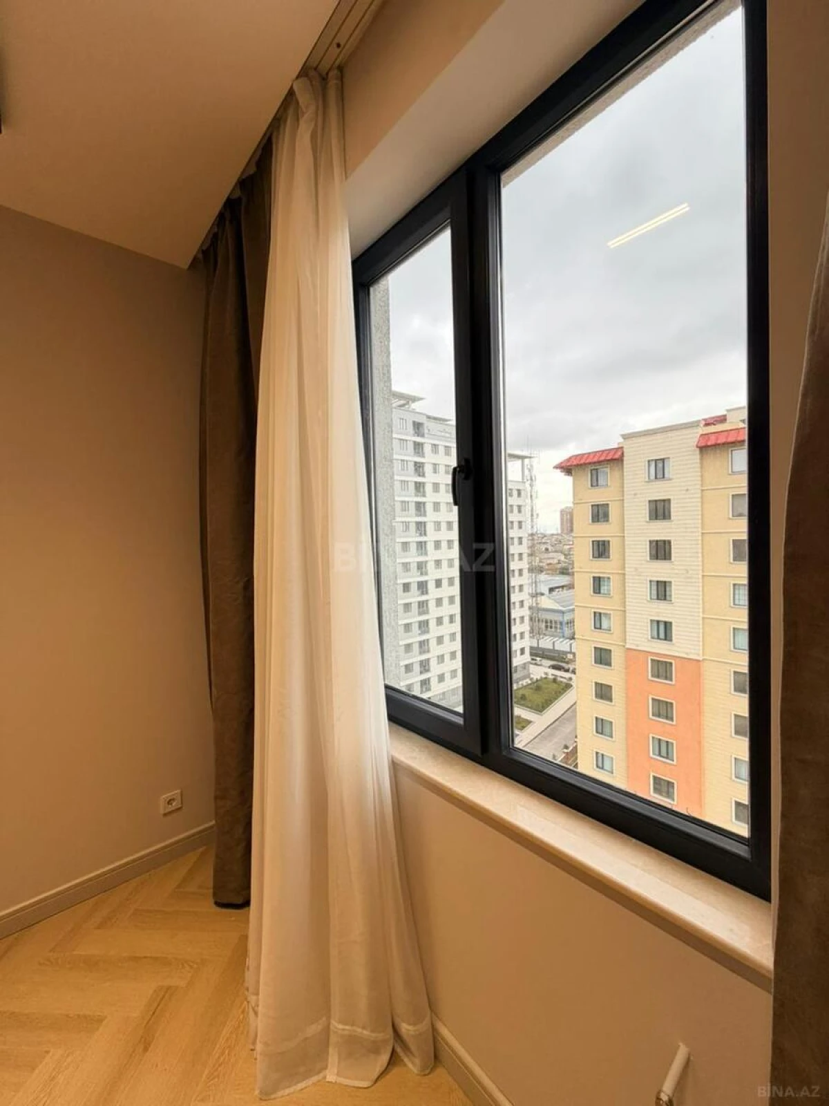 Satılır 2 otaqlı mənzil 76 m²