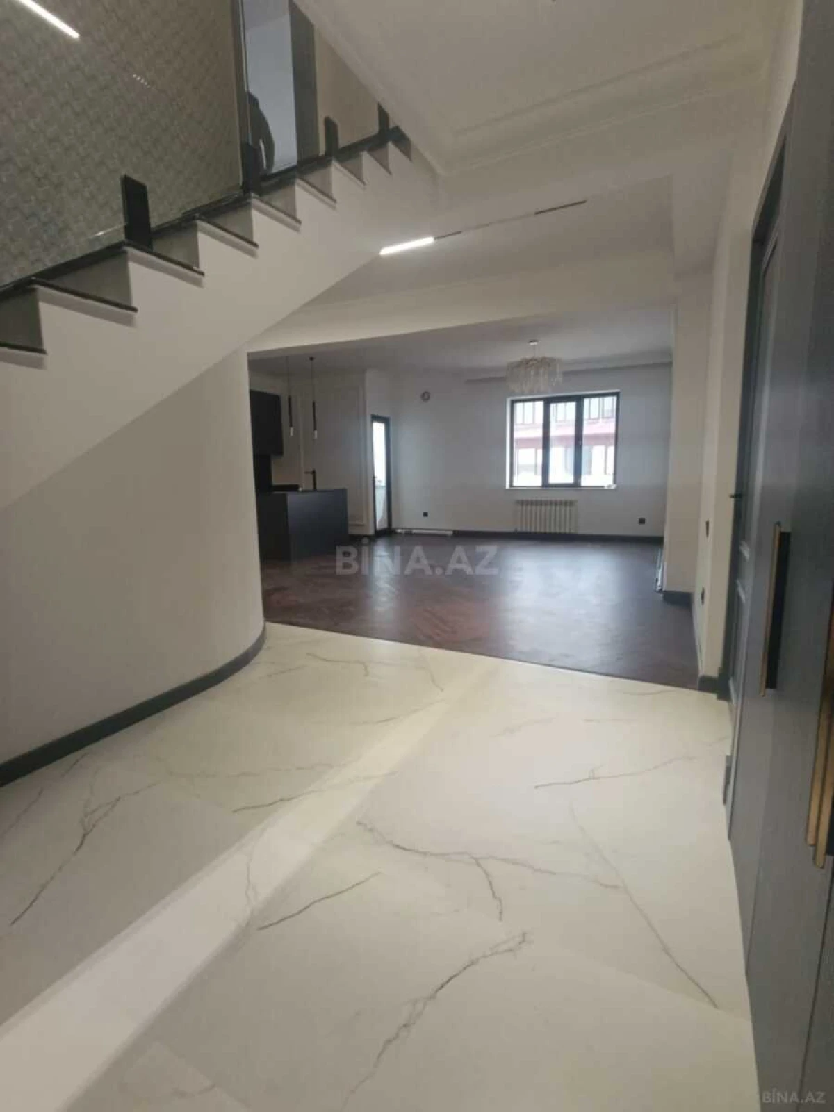 Satılır 3 otaqlı mənzil 142 m²