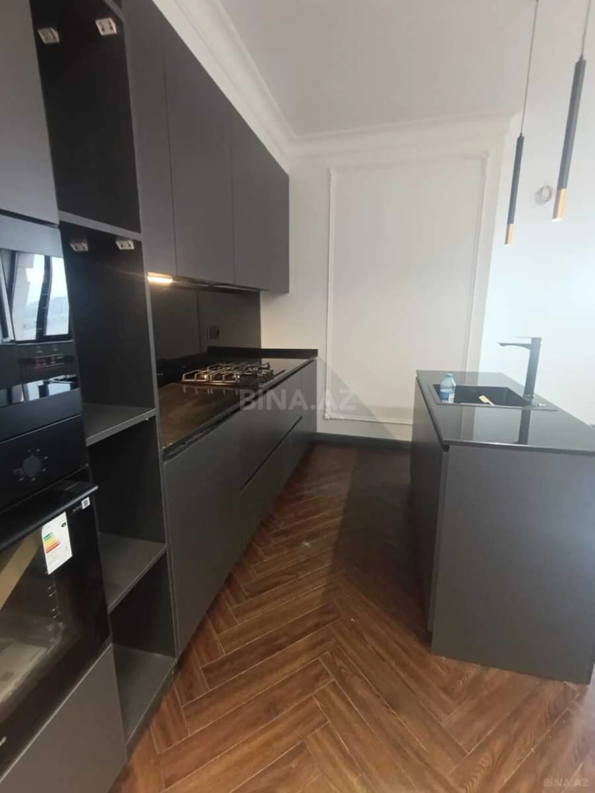 Satılır 3 otaqlı mənzil 142 m²