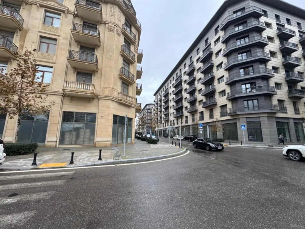 Satılır 4 otaqlı mənzil 216 m²