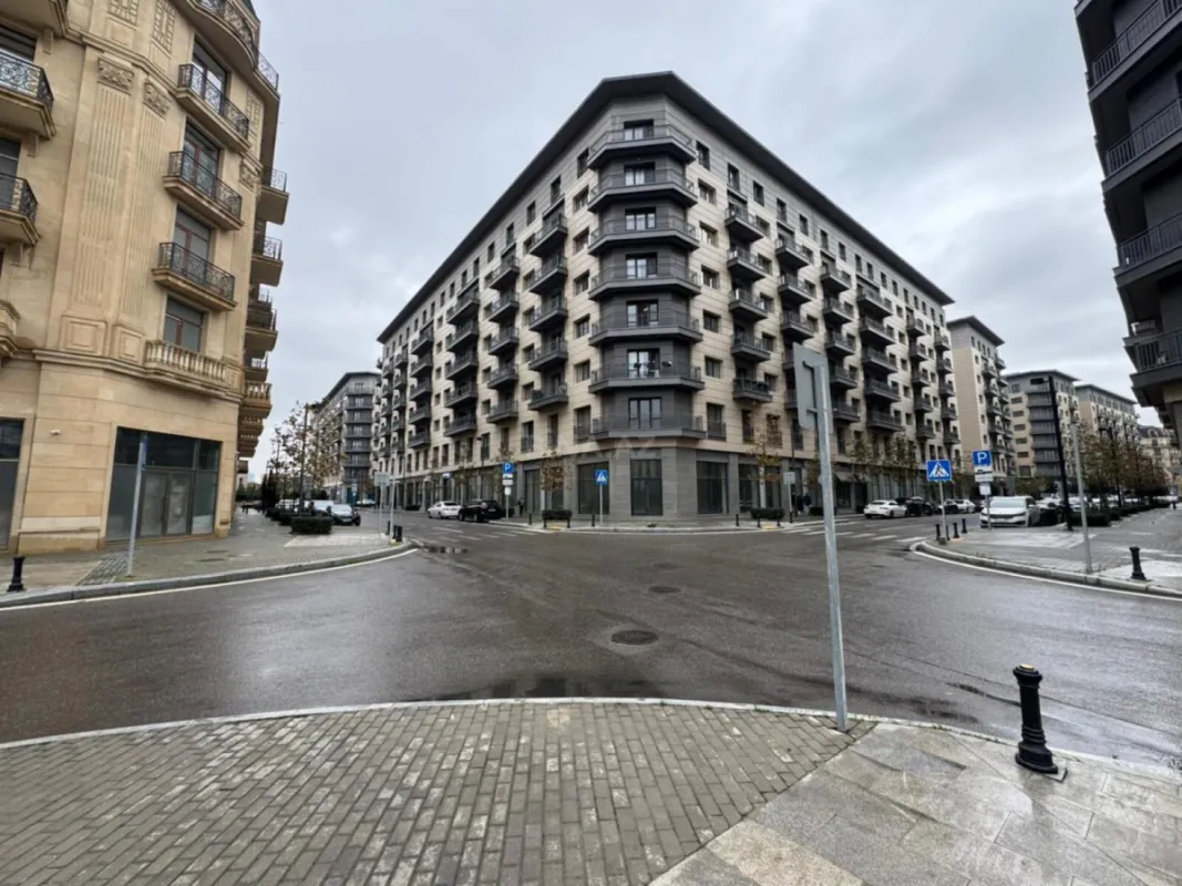 Satılır 4 otaqlı mənzil 216 m²