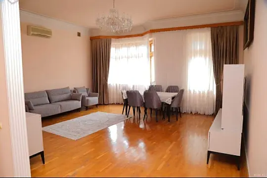 Satılır 7 otaqlı həyət evi 220 m²
