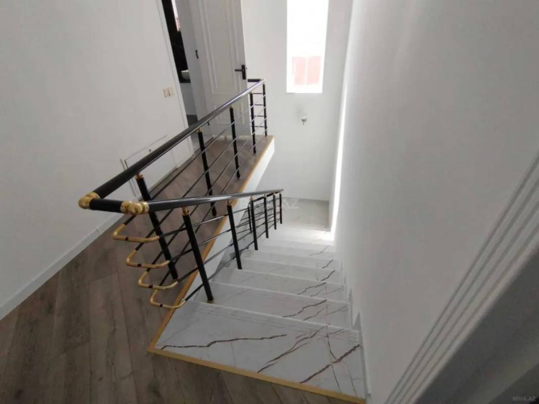 Satılır 5 otaqlı həyət evi 270 m²