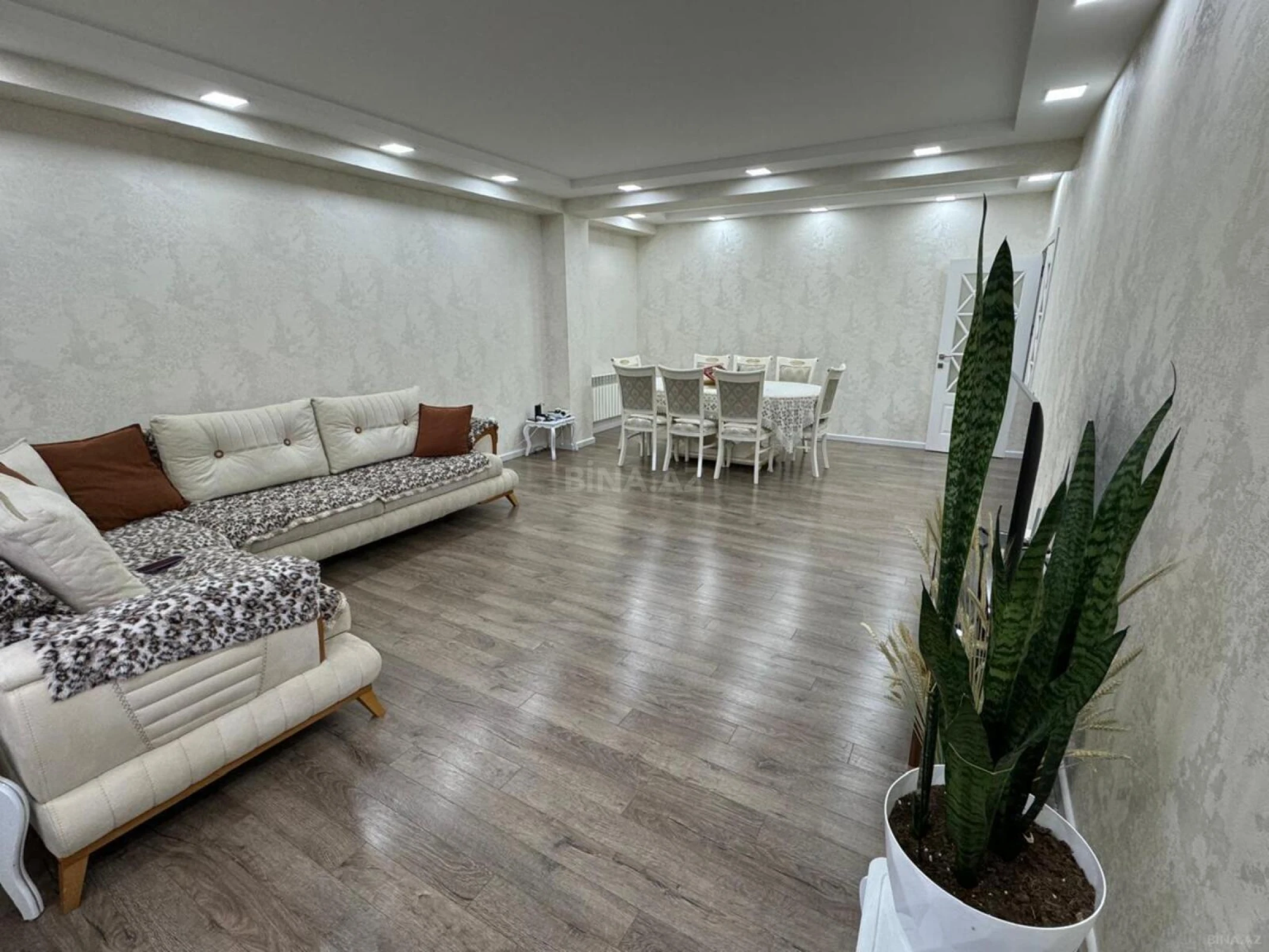 Satılır 3 otaqlı mənzil 130 m²