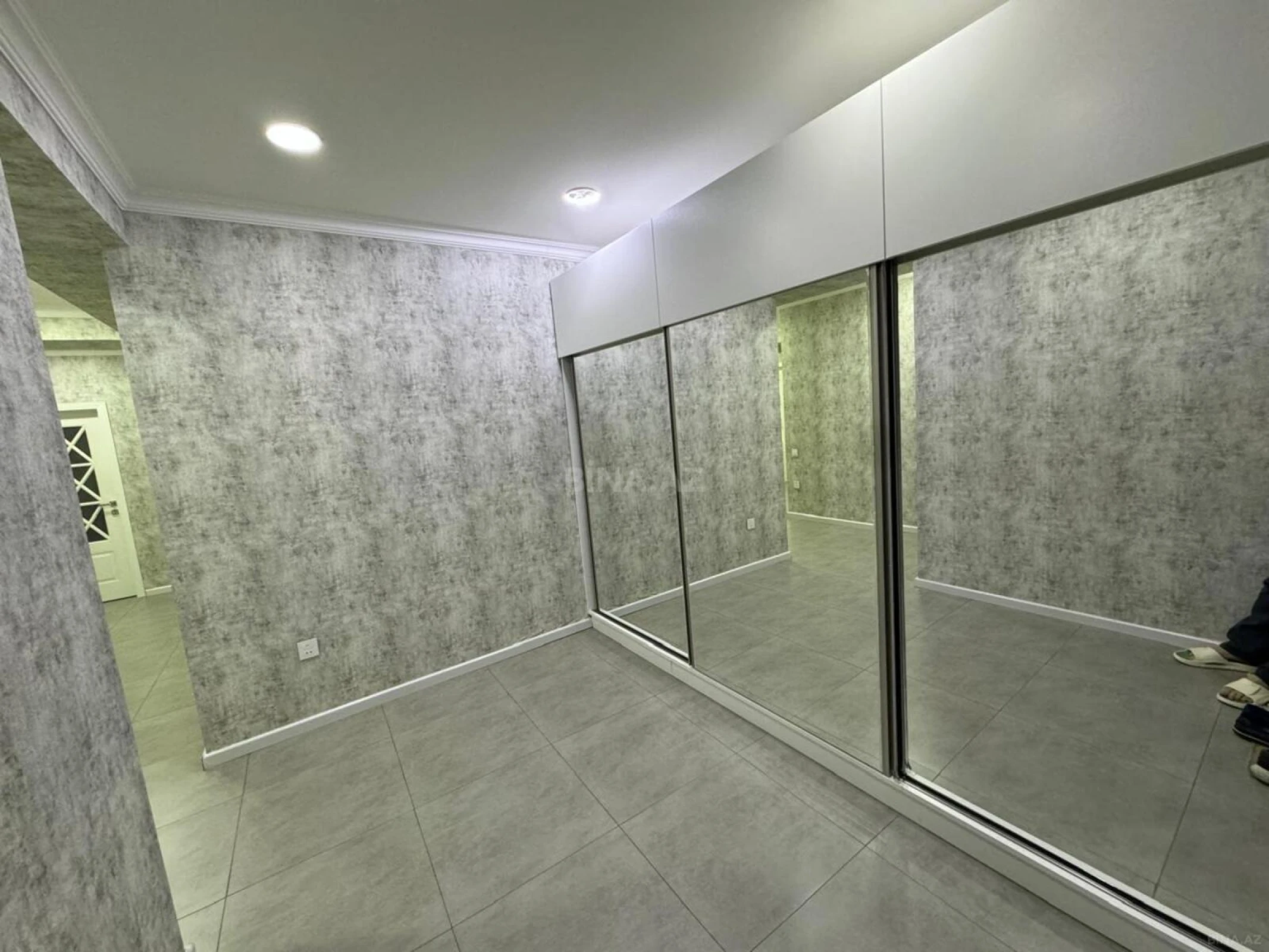 Satılır 3 otaqlı mənzil 130 m²