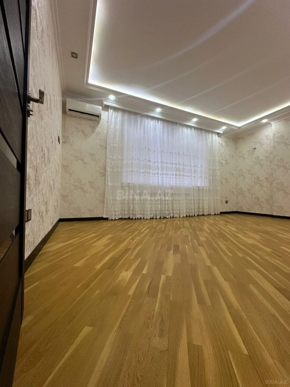 Satılır 3 otaqlı mənzil 122 m²
