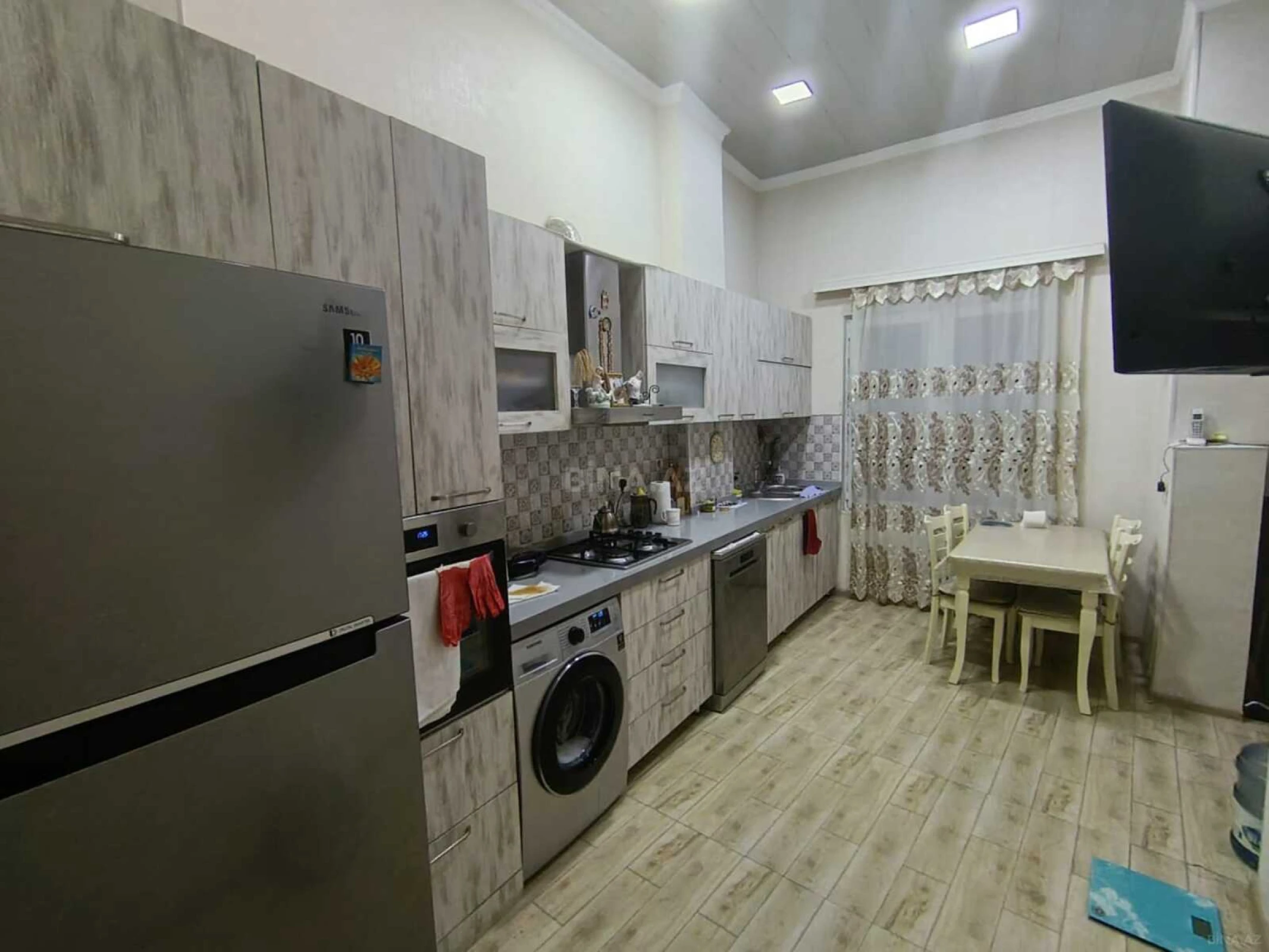 Satılır 4 otaqlı mənzil 140 m²
