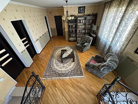 Satılır 7 otaqlı həyət evi 600 m²