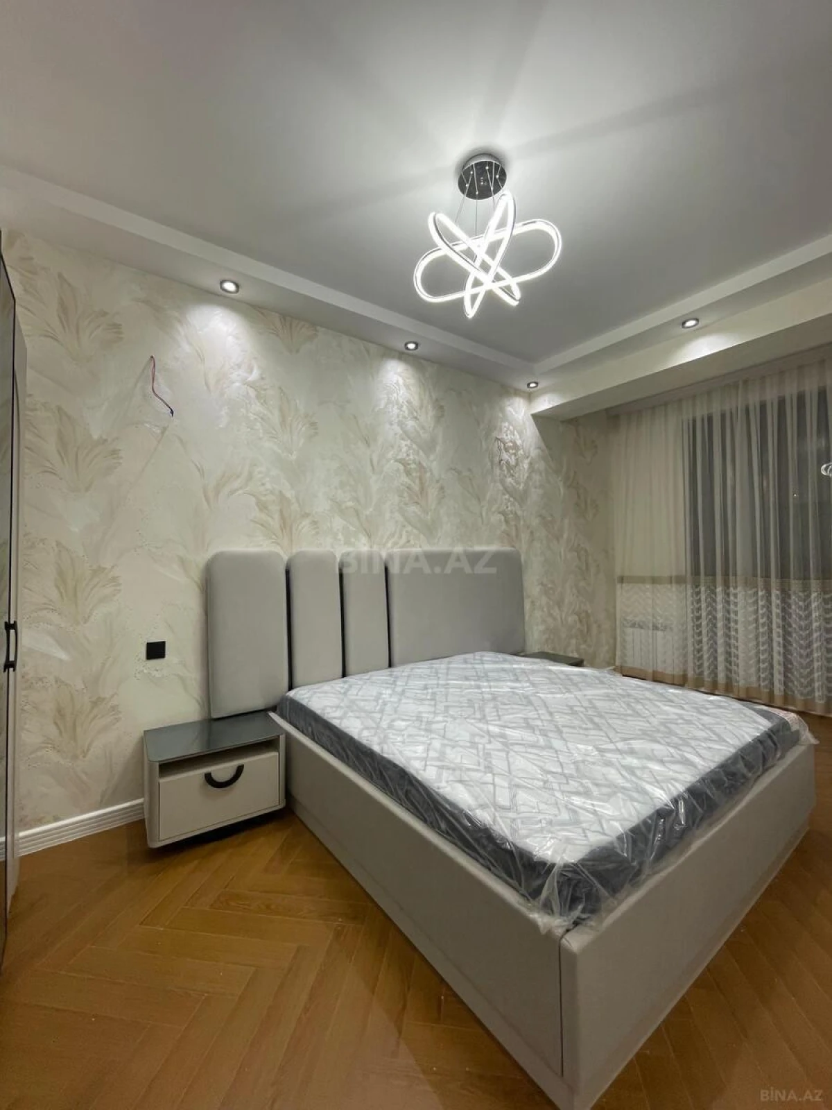 Satılır 4 otaqlı mənzil 150 m²