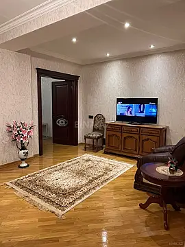 Satılır 4 otaqlı mənzil 215 m²