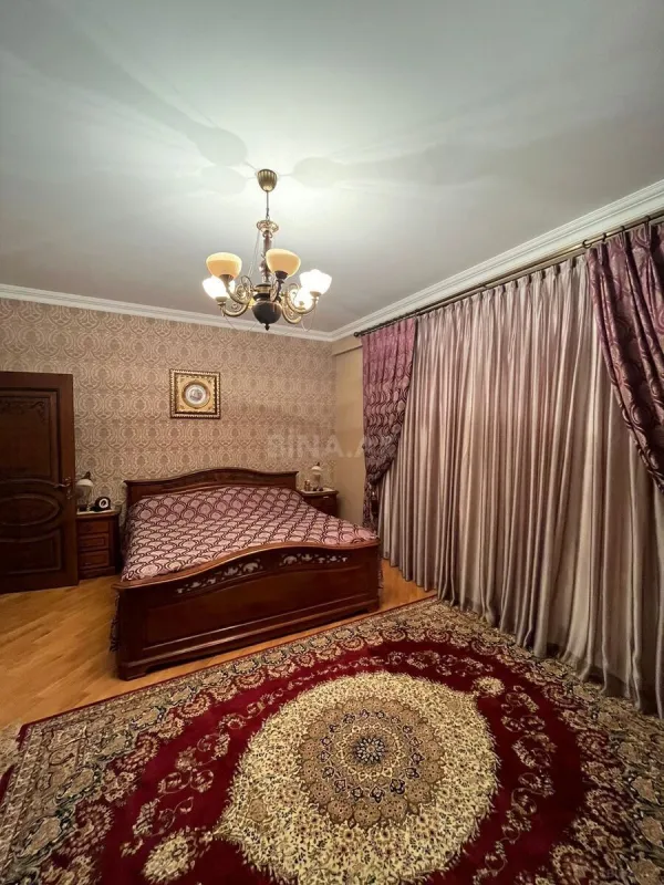 Satılır 4 otaqlı mənzil 215 m²