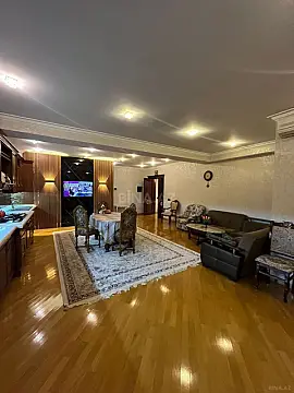 Satılır 4 otaqlı mənzil 215 m²