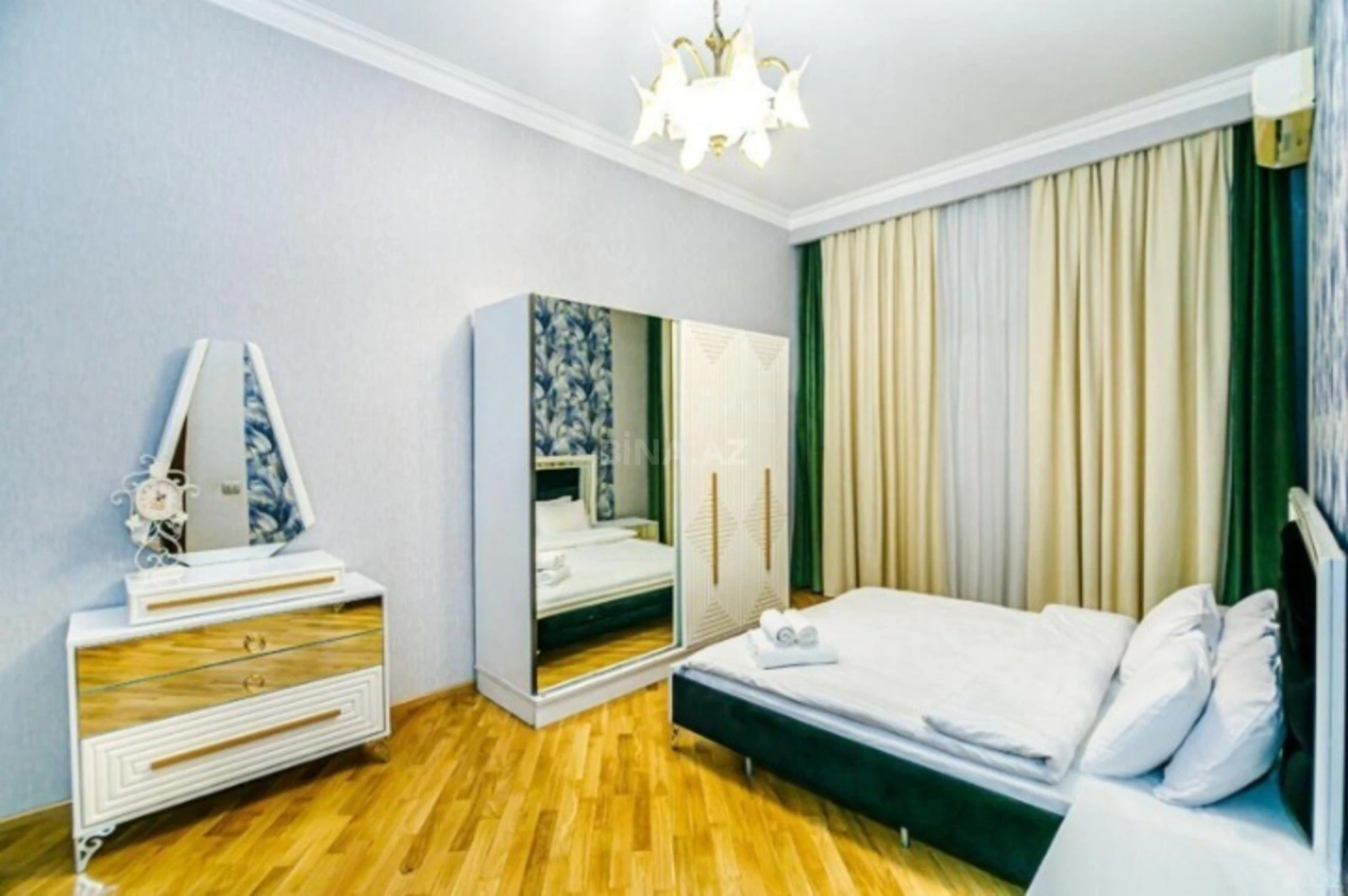 Satılır 5 otaqlı mənzil 360 m²