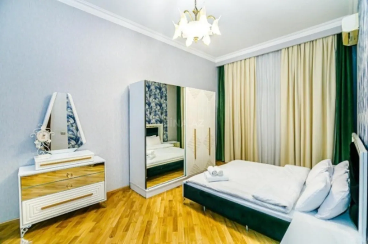 Satılır 5 otaqlı mənzil 360 m²