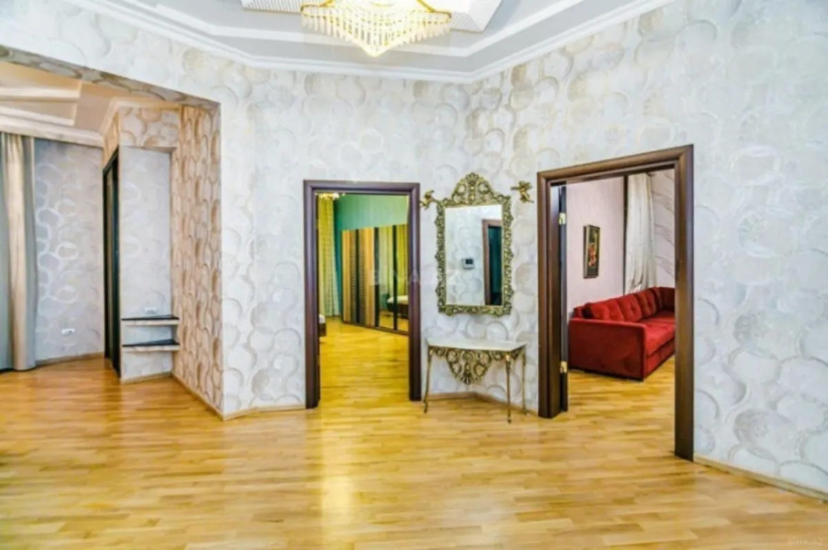 Satılır 5 otaqlı mənzil 360 m²