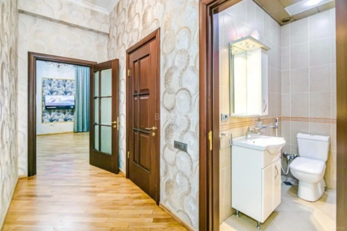 Satılır 5 otaqlı mənzil 360 m²