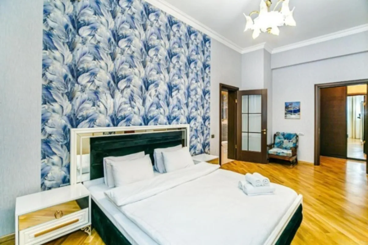 Satılır 5 otaqlı mənzil 360 m²