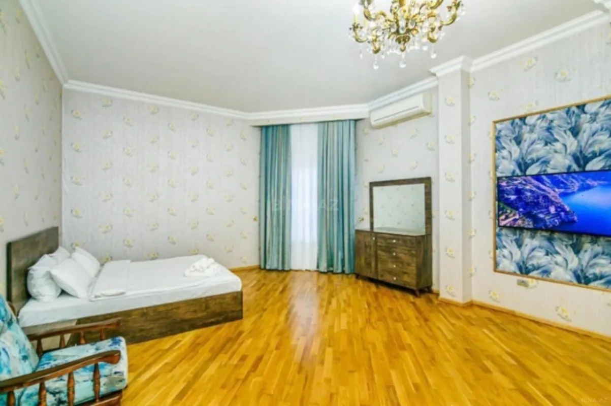 Satılır 5 otaqlı mənzil 360 m²