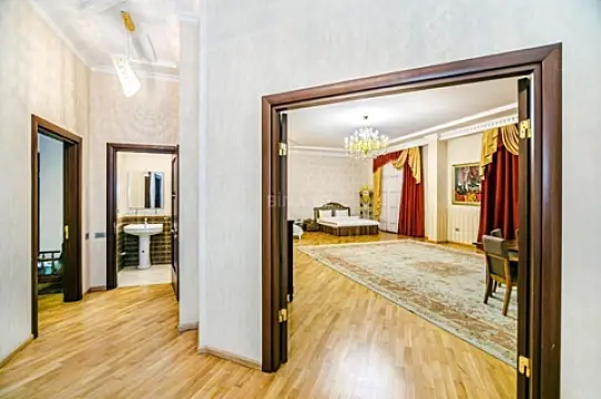 Satılır 5 otaqlı mənzil 360 m²