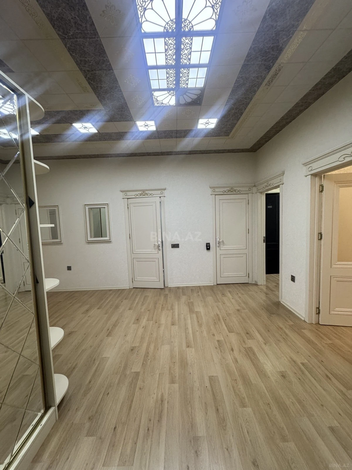 Satılır 4 otaqlı mənzil 146 m²