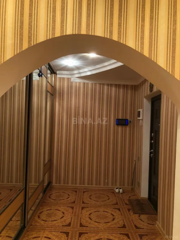 Satılır 4 otaqlı mənzil 135 m²