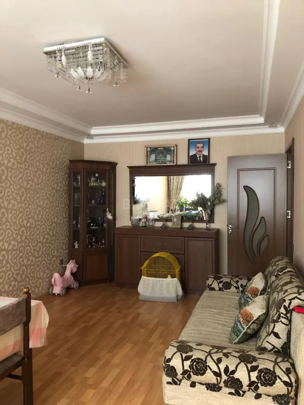 Satılır 4 otaqlı mənzil 135 m²