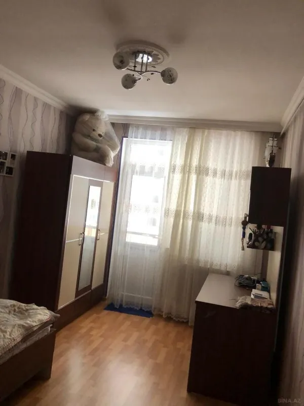 Satılır 4 otaqlı mənzil 135 m²