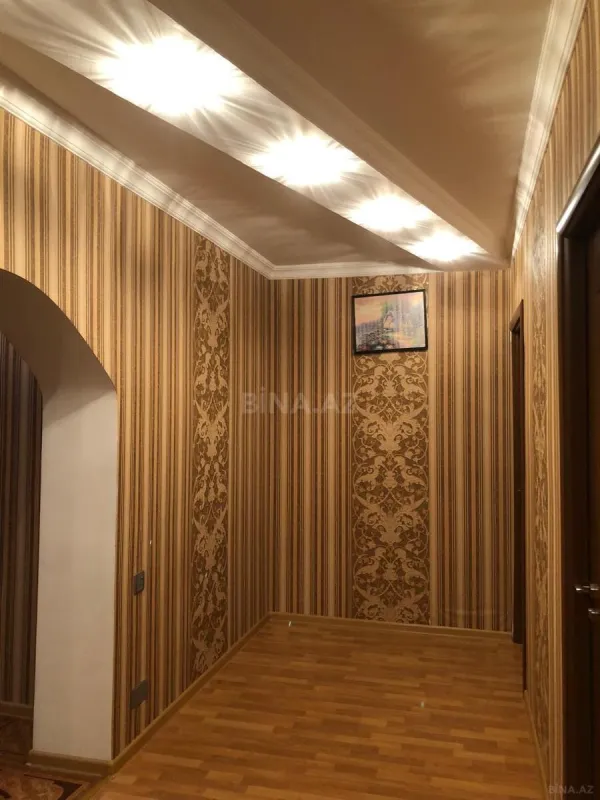 Satılır 4 otaqlı mənzil 135 m²